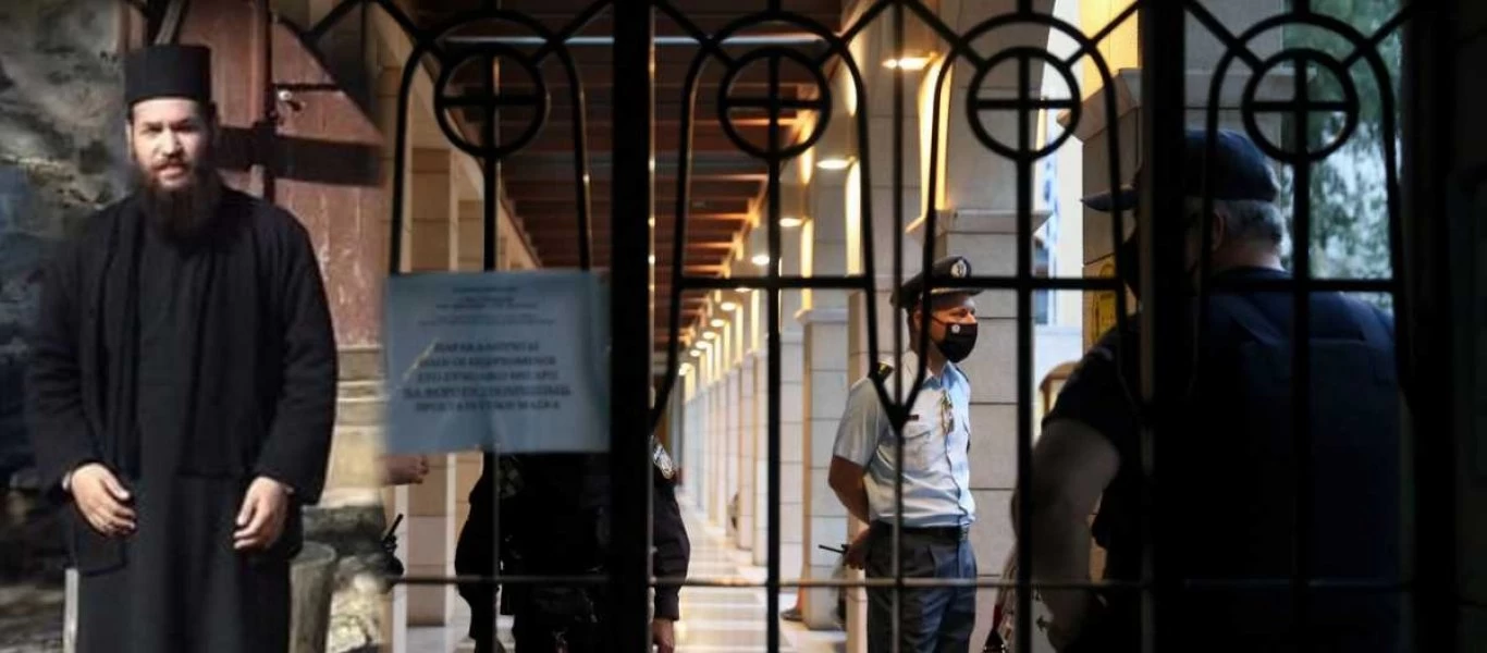 Στο Δρομοκαΐτειο ο «ιερέας» που πέταξε βιτριόλι σε μητροπολίτες: «Το έκανα γιατί με αδίκησαν» - Εικόνες από την επίθεση